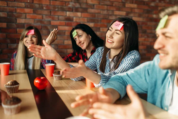 Smiling Friends Playing Sticker Notes Forehead Game Company Plays Who — Stock Photo, Image