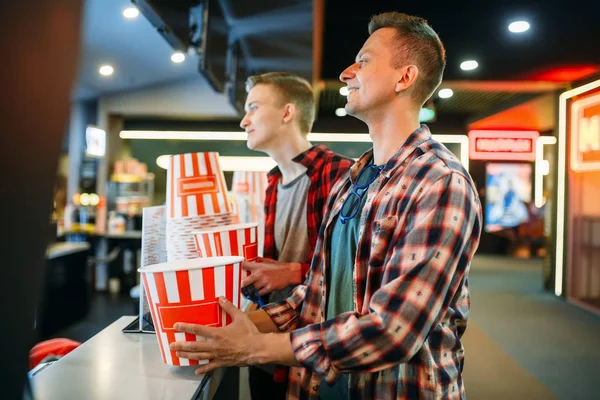 Dois Amigos Homens Comprar Pipocas Bar Cinema Antes Hora Espectáculo — Fotografia de Stock