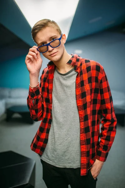 戴着眼镜的男青少年在演出前在电影院摆姿势 青少年在电影院 娱乐生活方式 年轻观众 — 图库照片