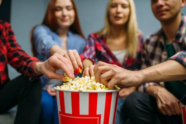 Grupa Ludzi Jedzenia Popcorn Zabawy Sali Kinowej Przed Przesiewowych Mężczyzna — Zdjęcie stockowe