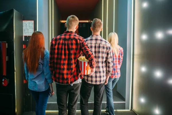 Adolescentes Com Pipoca Fica Sala Cinema Antes Exibição Visão Traseira — Fotografia de Stock