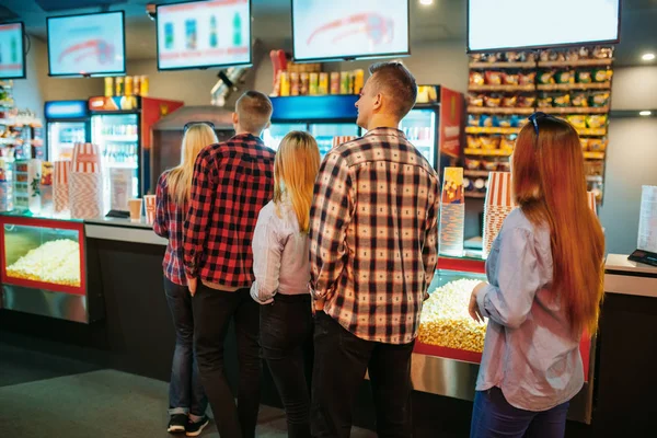 영화관 바에서 음식을 선택하는 영화관에서 남성과 청소년 — 스톡 사진