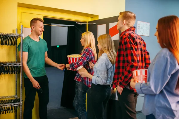 Huissier Donne Des Verres Devant Salle Cinéma Jeunes Hommes Femmes — Photo