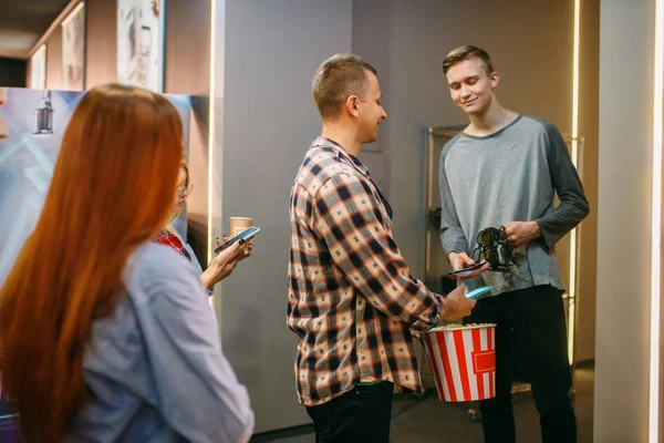 Pubblico Scansiona Biglietti Sui Telefoni Cellulari Prima Dello Spettacolo Cinema — Foto Stock