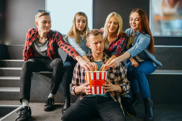 친구들이 영화관에서 팝콘과 포즈를 취하고 영화관에서 기다리는 청소년 엔터테인먼트 라이프스타일 — 스톡 사진