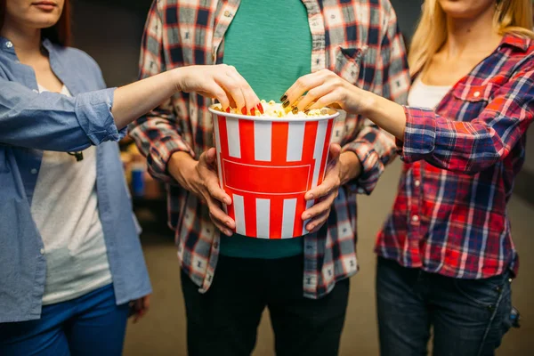 Groep Vrienden Poses Met Popcorn Cinema Hall Voor Showtime Mannelijke — Stockfoto