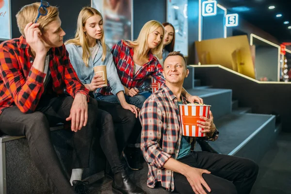 Grupo Amigos Divertindo Sala Cinema Antes Show Jovens Masculinos Femininos — Fotografia de Stock