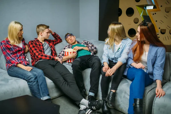 Grupa Nastolatków Jedzą Popcorn Czekając Showtime Sali Kinowej Mężczyzna Kobieta — Zdjęcie stockowe