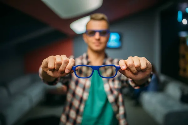 Samec Diváka Zobrazuje Brýle Kinech Před Předváděním Muž Kinech Zábavní — Stock fotografie