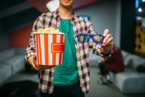 Männlicher Zuschauer Mit Brille Und Popcorn Kinosaal Vor Der Vorführung — Stockfoto