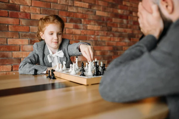 Nettes Schulmädchen Beim Schachspielen Mit Erwachsenen Männlichen Personen Junges Mädchen — Stockfoto