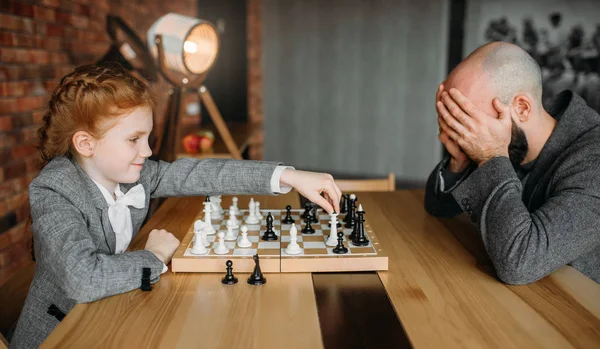 Nettes Schulmädchen Beim Schachspielen Mit Erwachsenen Männlichen Personen Junges Mädchen — Stockfoto