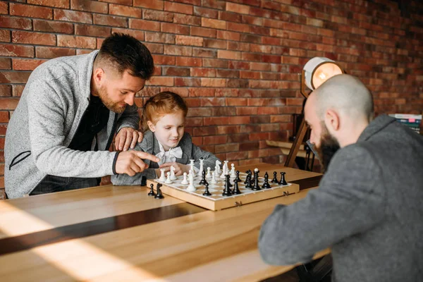 Écolière Intelligente Jouant Aux Échecs Avec Homme Jeune Fille Échiquier — Photo