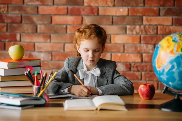 Linda Colegiala Haciendo Tarea Mesa Con Libros Texto Manzanas Globo — Foto de Stock