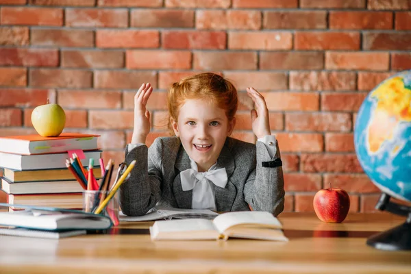 Müde Schülerin Beim Hausaufgabenmachen Tisch Mit Schulbüchern Äpfeln Und Globus — Stockfoto