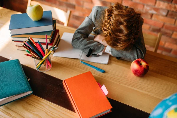 Moe Schoolmeisje Slaap Aan Tafel Met Geopende Notebook Vrouwelijke Leerling — Stockfoto