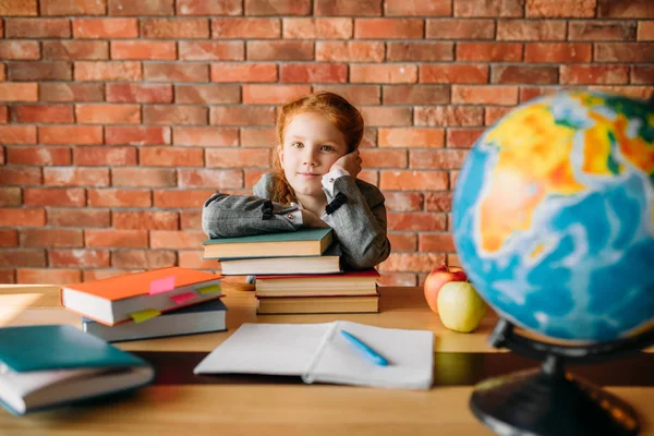 Eine Ernsthafte Schülerin Mit Schulbüchern Posiert Tisch Schülerin Liest Schreibtisch — Stockfoto