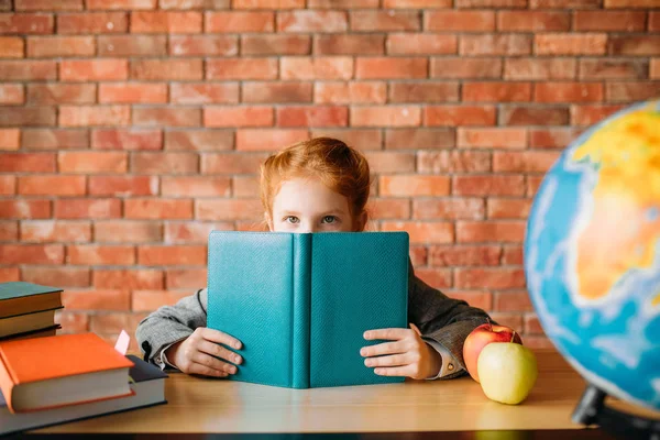 Nettes Schulmädchen Mit Schulbüchern Posiert Tisch Schülerin Liest Schreibtisch Ein — Stockfoto