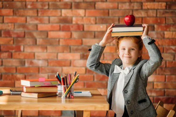 Nettes Schulmädchen Sitzt Tisch Seitenansicht Schülerin Schreibtisch Mit Schulbüchern Äpfeln — Stockfoto