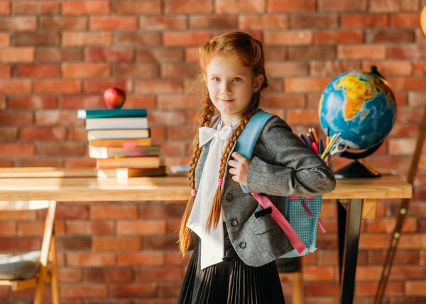 Schattig Schoolmeisje Met Schooltas Zijaanzicht Vrouwelijke Leerling Met Rugzak Bureau — Stockfoto