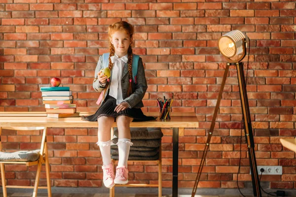 Schattig Schoolmeisje Zittend Tafel Vooraanzicht Vrouwelijke Leerling Het Bureau Met — Stockfoto