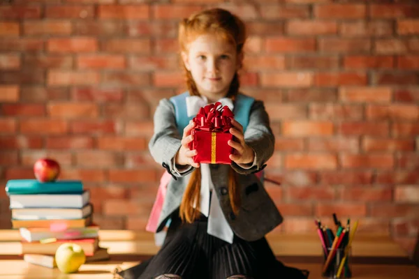 Entzückendes Schulmädchen Hält Ein Geschenk Die Höhe Frontansicht Schülerin Sitzt — Stockfoto