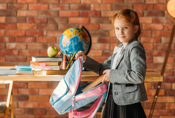 Söt Schoolgirl Sätter Lärobok Schoolbag Sidovy Kvinnlig Elev Med Ryggsäck — Stockfoto