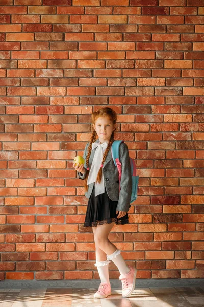 Söt Schoolgirl Med Schoolbag Rymmer Stack Läroböcker Tegelvägg Bakgrunden Kvinnlig — Stockfoto