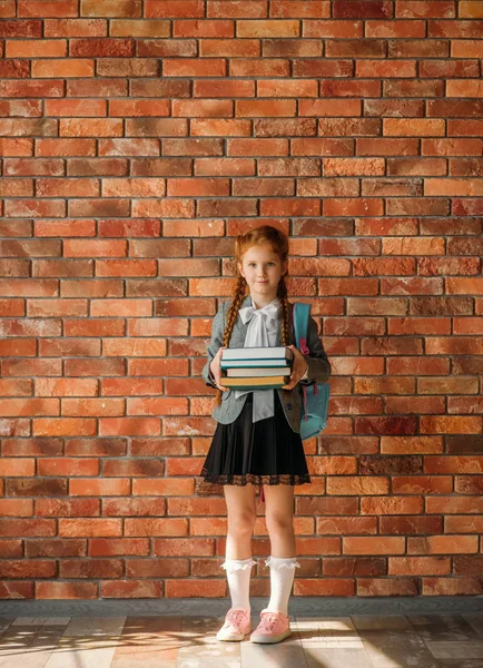 Estudante Bonito Com Bolsa Escolar Detém Pilha Livros Didáticos Parede — Fotografia de Stock