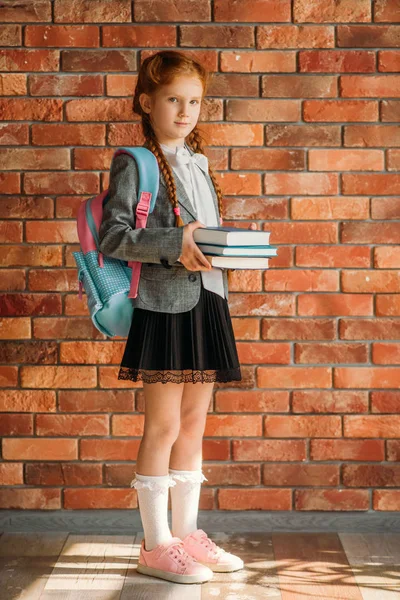 Linda Colegiala Con Mochila Sostiene Libros Pared Ladrillo Fondo Adorable —  Fotos de Stock