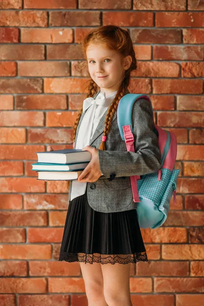 Schattig Schoolmeisje Met Schooltas Houdt Boeken Bakstenen Muur Achtergrond Schattige — Stockfoto