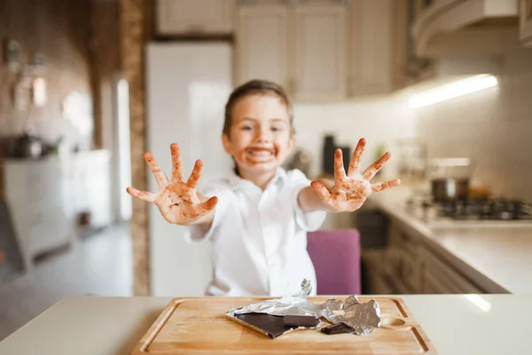 Litte Çocuk Elleri Erimiş Çikolata Ile Lekelenmiş Gösterir Çocuk Mutfakta — Stok fotoğraf