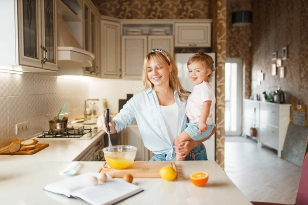 Madre Joven Hija Mezclando Frutas Tazón Mujer Linda Niña Cocinando — Foto de Stock