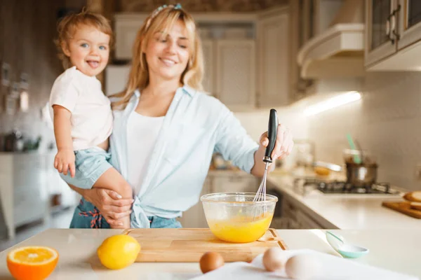 Genç Anne Kızı Bir Kase Pasta Için Malzemeyi Karıştırma Mutfakta — Stok fotoğraf