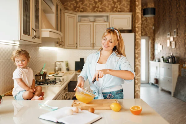 Giovane Madre Sua Figlia Mescolando Gli Ingredienti Torta Una Ciotola — Foto Stock