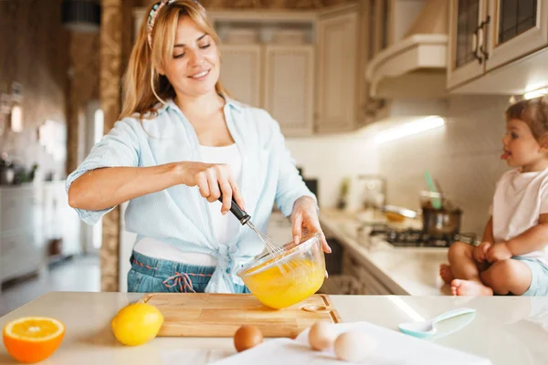 Genç Anne Kızı Bir Kase Pasta Için Malzemeyi Karıştırma Mutfakta — Stok fotoğraf