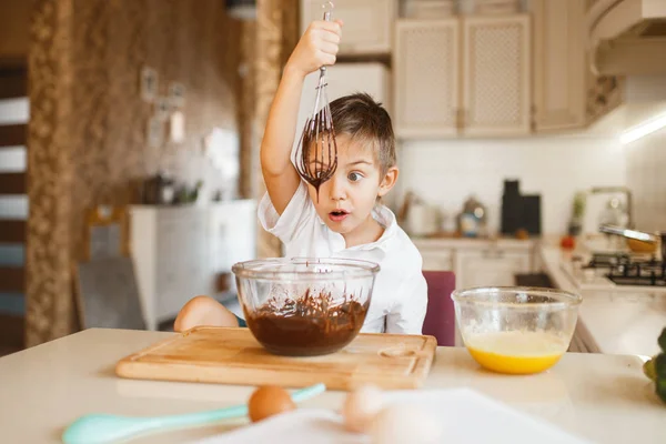 Genç Bir Çocuk Eritilmiş Çikolatayı Kasede Karıştırıyor Mutfakta Yemek Yapan — Stok fotoğraf