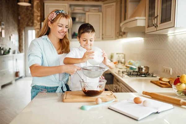 Jovem Mãe Com Seu Filho Misturando Chocolate Derretido Uma Tigela — Fotografia de Stock