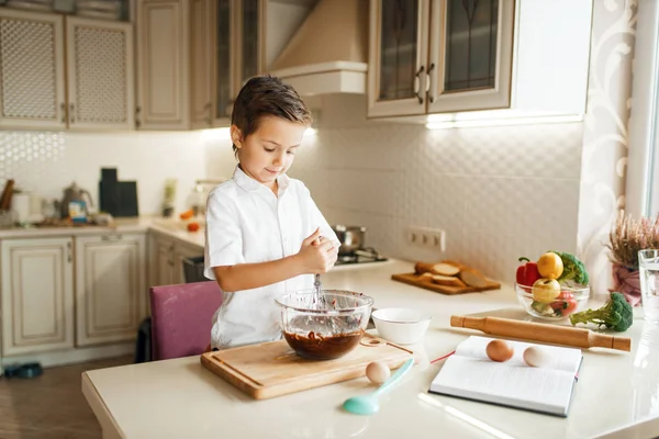 Genç Çocuk Eritilmiş Çikolatayı Bir Kasede Karıştırıyor Mutfakta Yemek Pişiren — Stok fotoğraf