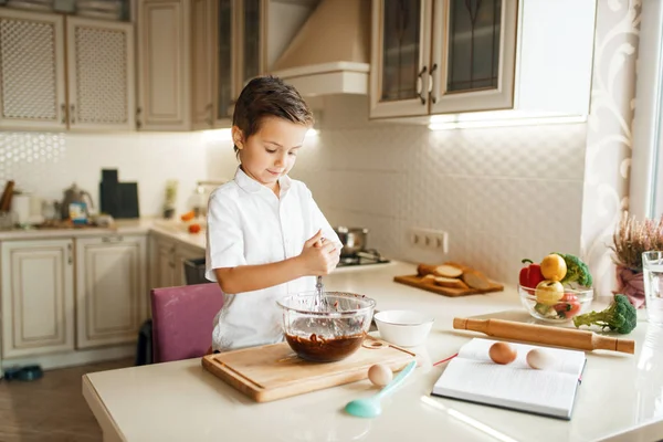 Jovem Misturando Chocolate Derretido Uma Tigela Miúdo Bonito Cozinhar Cozinha — Fotografia de Stock