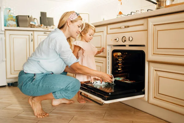 Giovane Madre Capretto Togliere Dalla Teglia Del Forno Con Pasta — Foto Stock