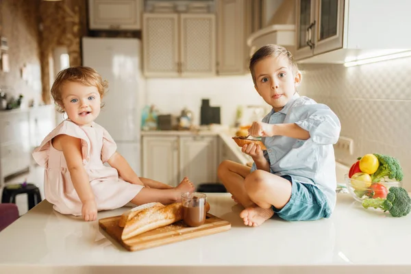 Dwoje Dzieci Rozmazuje Rozpuszczoną Czekoladę Chleb Smaczne Kanapki Cute Chłopiec — Zdjęcie stockowe