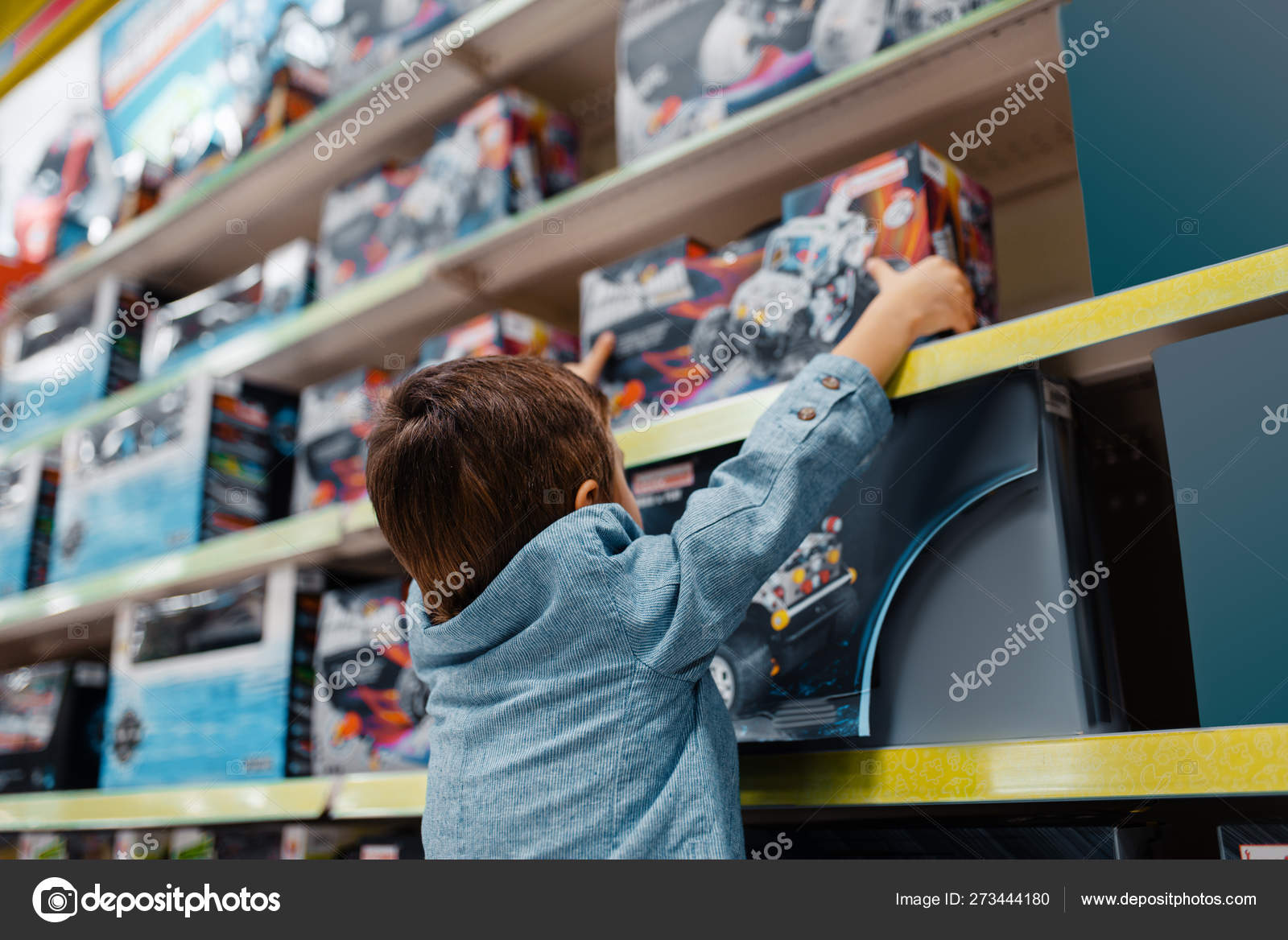 Menino Prateleira Loja Crianças Vista Lateral Filho Escolhendo