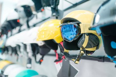 Spor dükkanında maske ile kayak ve snowboard kask satırları, büyük çekim, kimse. Kış aktif eğlence, koruma ekipmanları ile vitrin