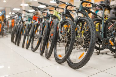 Spor dükkanında sıra sıra dağ bisikleti, kimse. Yaz aktif eğlence, bisiklet ile vitrin, bisiklet satışı