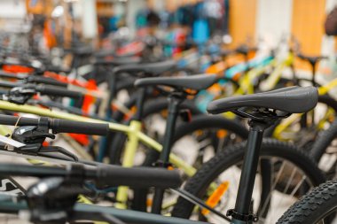 Spor dükkanında dağ bisikleti satırları, koltuğa odaklanın, kimse. Yaz aktif eğlence, Bisikletler ile vitrin, çevrim satışı
