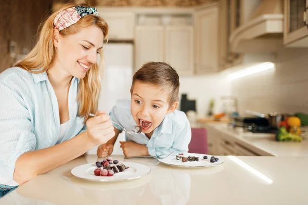 Young Mother Her Kid Tastes Chocolate Pastry Cute Woman Little — Stock Photo, Image