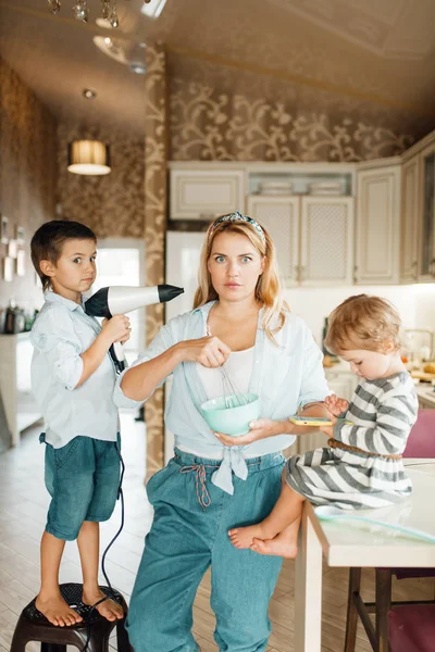 Young Mother Her Kids Prepares Pastry Melted Chocolate Woman Tortured — Stock Photo, Image