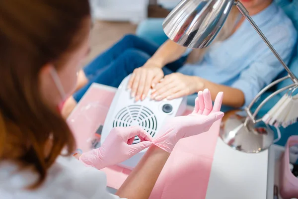 Kosmetolog Salong Manikyr Naglar Torkning Förfarande Hand Vård Behandling För — Stockfoto