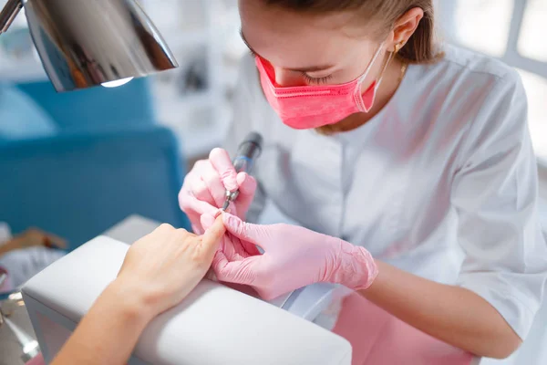 Esthéticienne Salon Manucure Vernis Ongles Procédure Soins Des Mains Pour — Photo